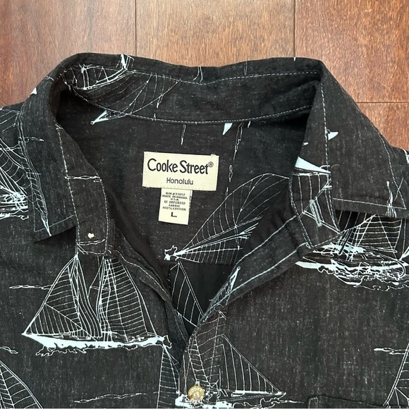 Cooke Street Honolulu Men’s Reverse Shirt, Black w/ Blue Sailboats, Size Large - Picture 3 of 14